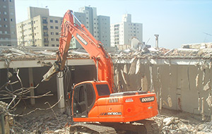 Demolição de prédio residencial e galpão industrial